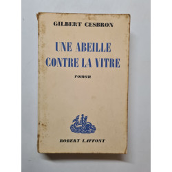 Une abeille congre la vitre
