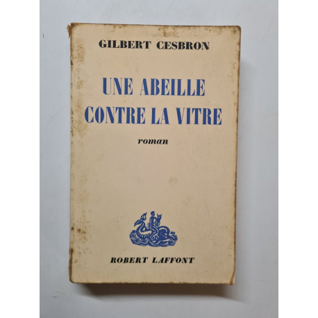 Une abeille congre la vitre