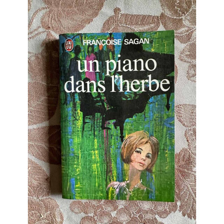Un piano dans l'herbe