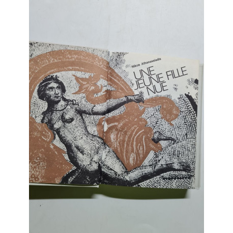 Une jeune fille nue