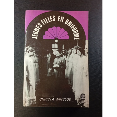 Jeunes Filles en Uniforme