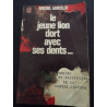 Le Jeune Lion Dort Avec Les Dents