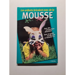 Les enfants bricolent avec de la mousse
