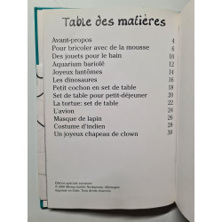 Les enfants bricolent avec de la mousse