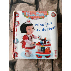 Nina joue au docteur