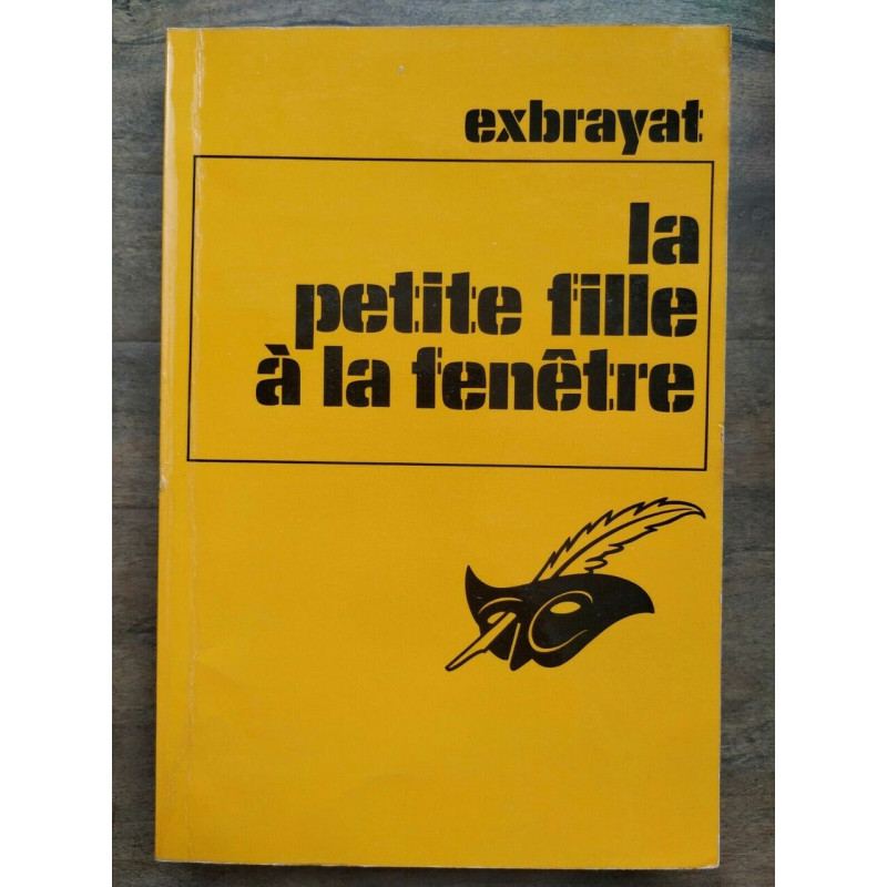 La petit fille à La fenêtre Le masque