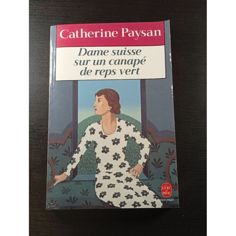Dame suisse sur un canapé de reps vert