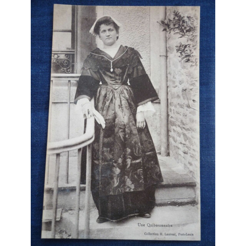 cpa Une quiberonnaise Collection h laurent Port-Louis