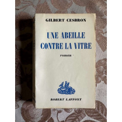 Une abeille congre la vitre