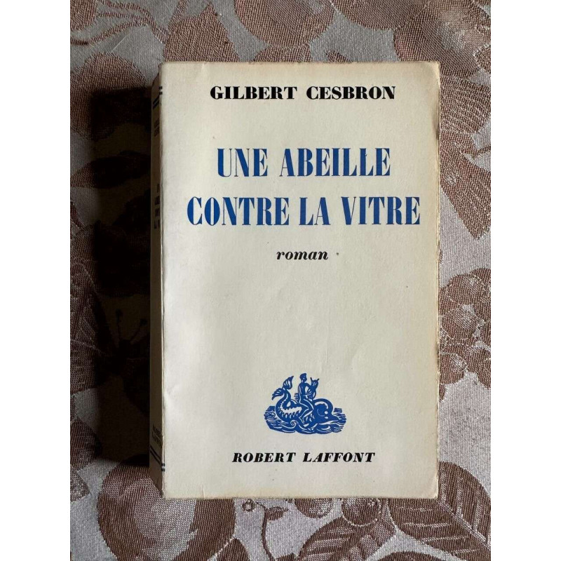 Une abeille congre la vitre