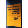 Une femme courait vers lui
