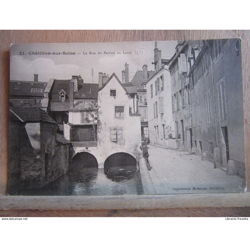 La Rue du Pertuis au Loup