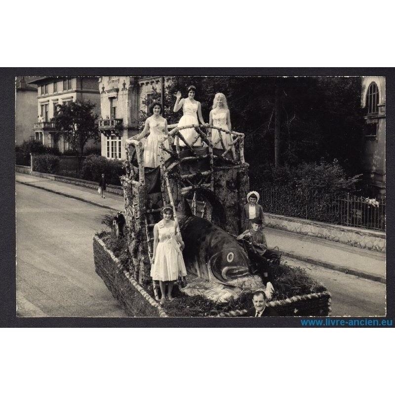 Carte photo défilé d'un char à LA BRESSE 88 Vosges Truite à...