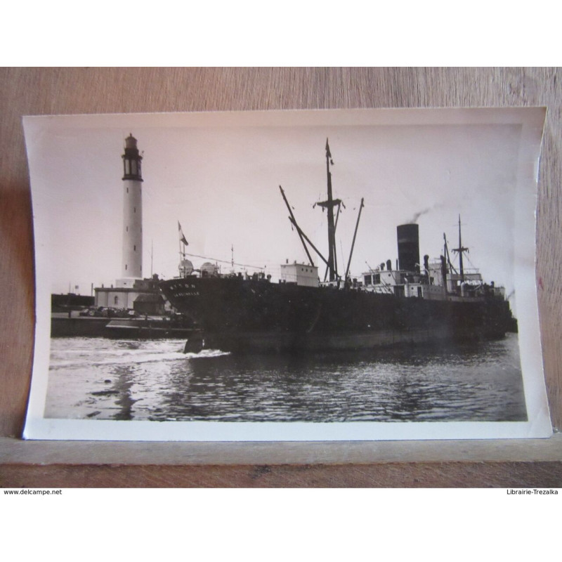 Le Phare. Navire quittant le Port