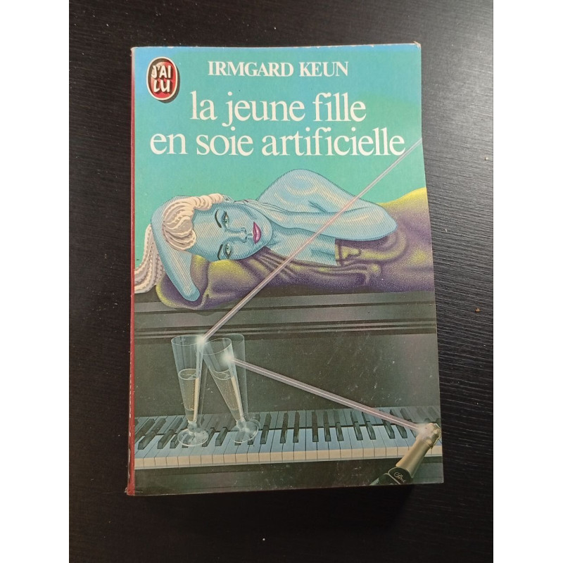 La jeune fille en soie artificielle