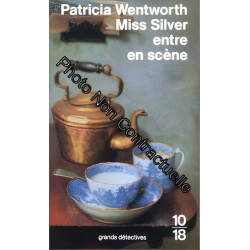 MISS SILVER ENTRE EN SCENE