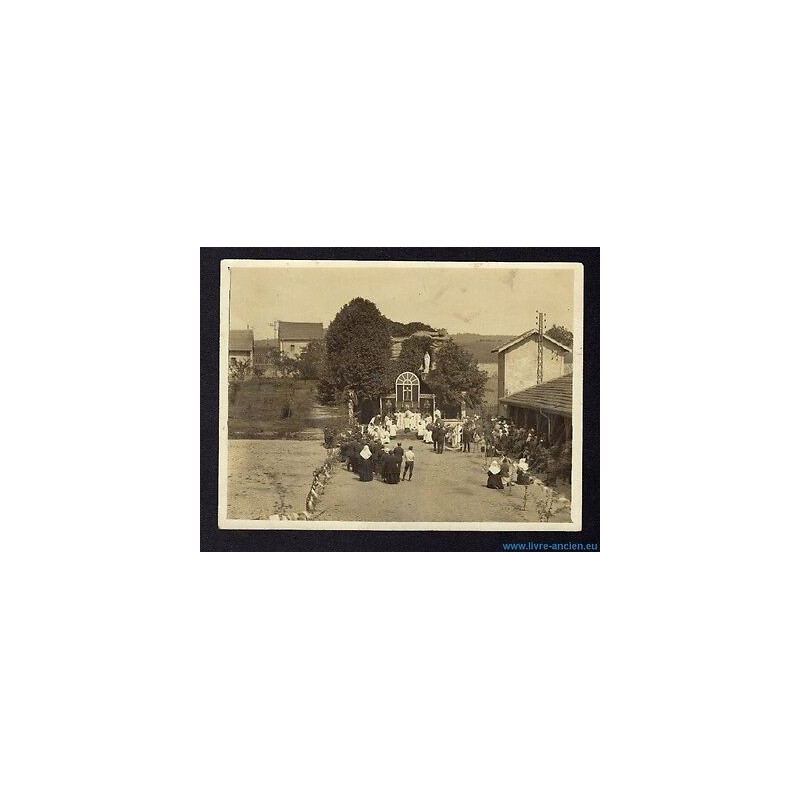 Ancienne photo d'une procession religieuse à identifier avec Blason