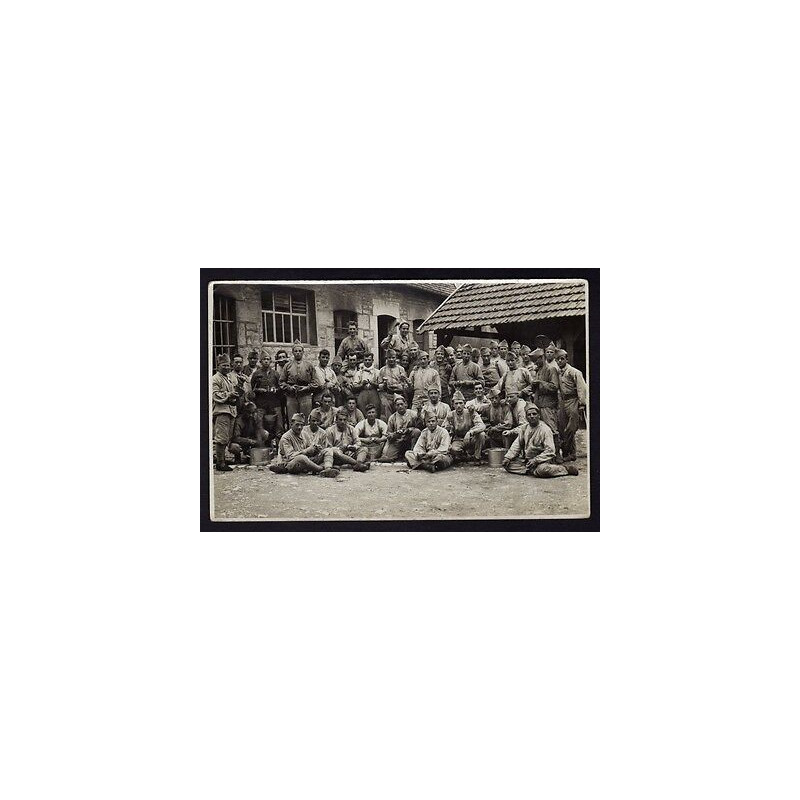 Carte photo d'un groupe de soldats corvée de patates Superbe...