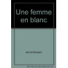 Une femme en blanc