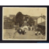 Ancienne photo d'une procession religieuse à identifier avec Blason