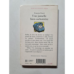 Une jumelle bien cachottière