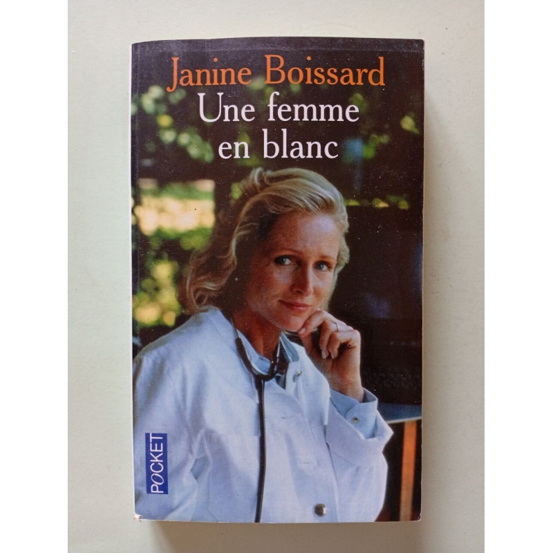 Une femme en blanc