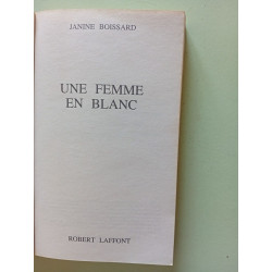 Une femme en blanc