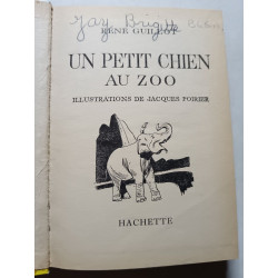 Un petit chien au zoo