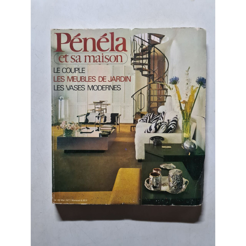 Pénéla et sa maison/ le couple/ les meubles de jardim/ les vases...