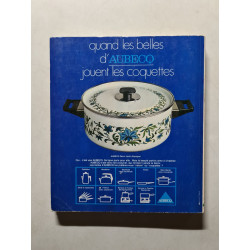 Pénéla et sa maison/ le couple/ les meubles de jardim/ les vases...