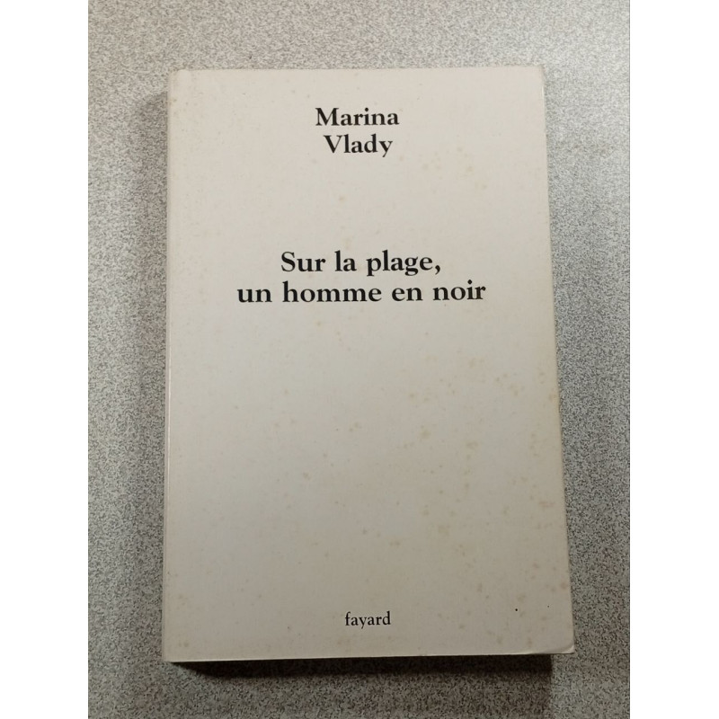 Sur la plage un homme en noir