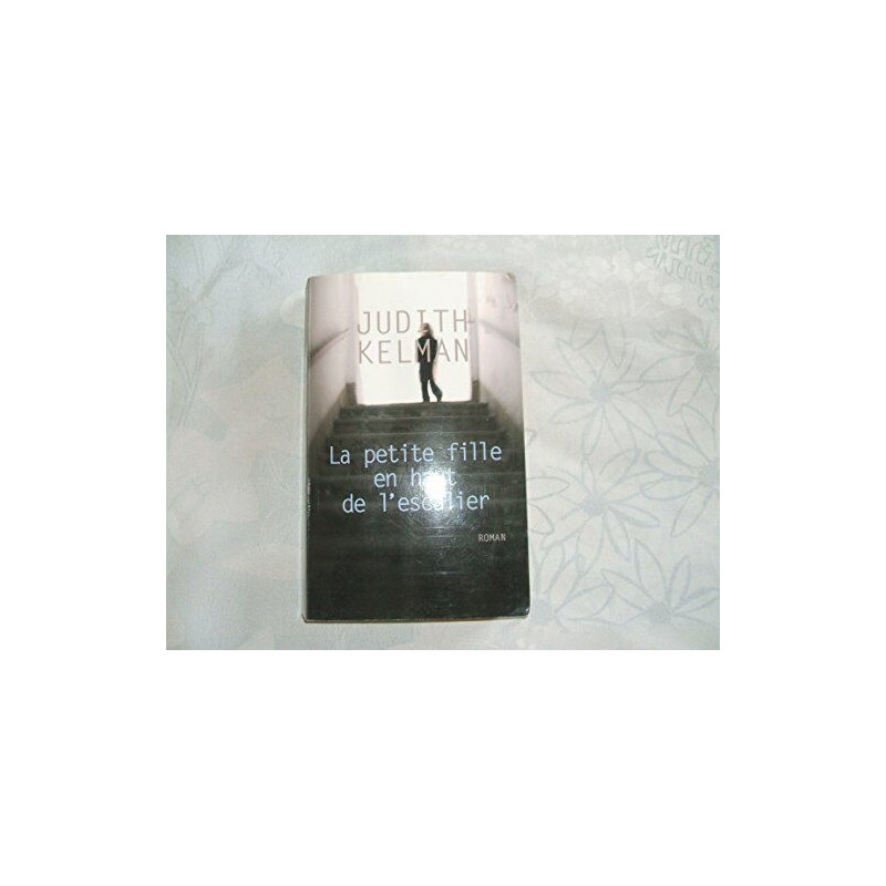 La petite fille en haut de l'escalier