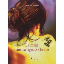 La main dans sa tignasse brune