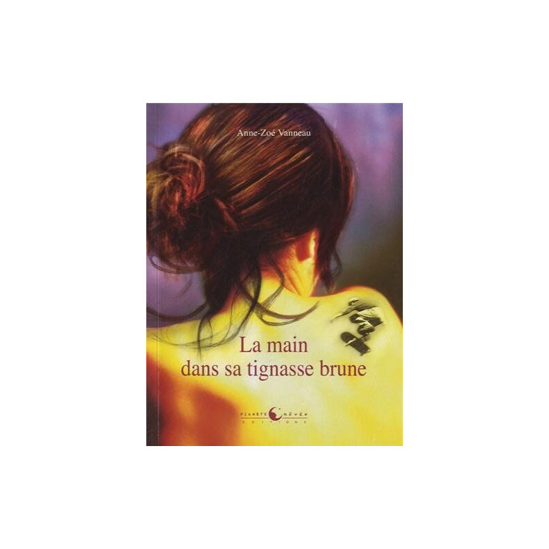 La main dans sa tignasse brune