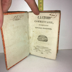 c j caesaris COMMENTARII Tabulisque Geographicis PELAGAUD en LATIN