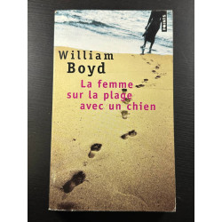 La femme sur la plage avec un chien