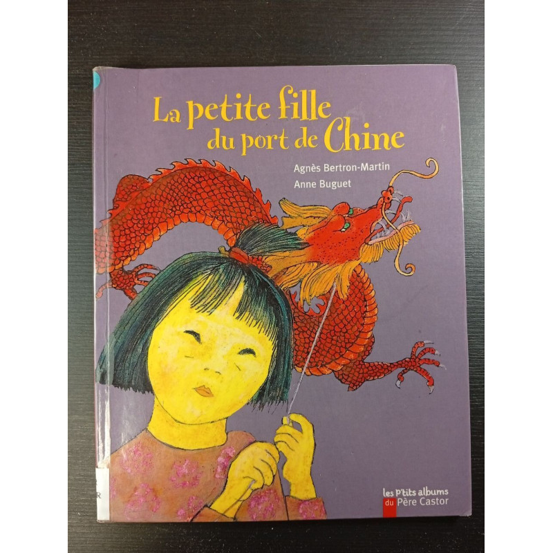 La petite fille du port de Chine