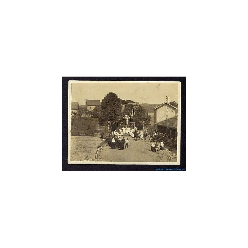 Ancienne photo d'une procession religieuse à identifier avec Blason