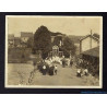 Ancienne photo d'une procession religieuse à identifier avec Blason
