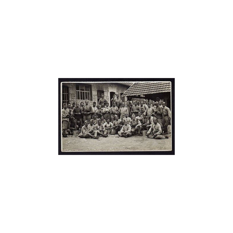 Carte photo d'un groupe de soldats corvée de patates Superbe...