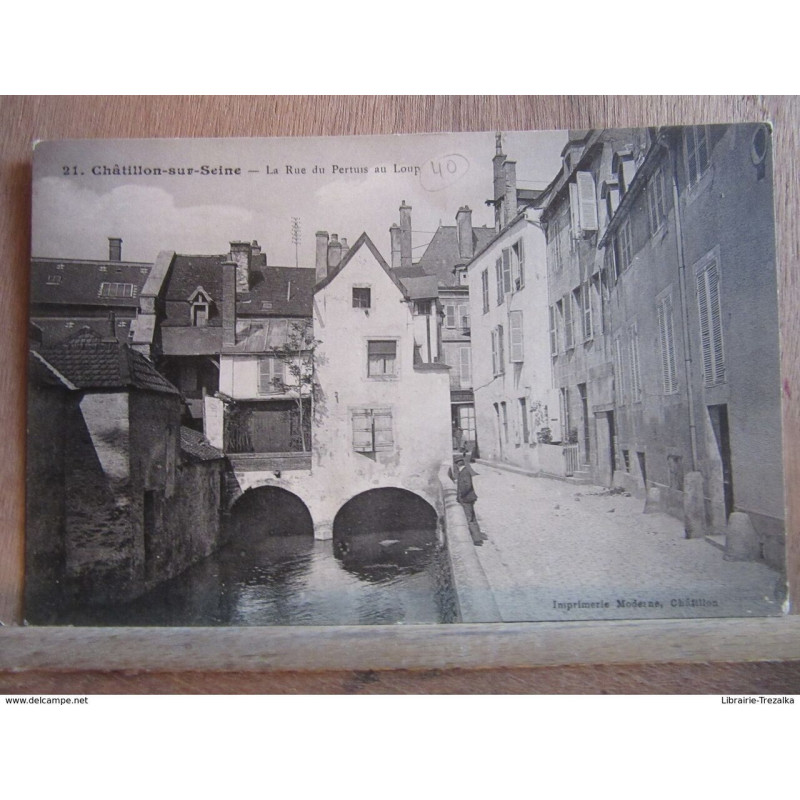 La Rue du Pertuis au Loup