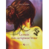 La main dans sa tignasse brune