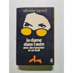 La dame dans l'auto avec des lunettes et un fusil - 1966