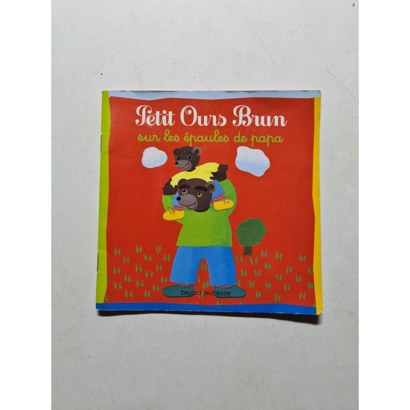 Petit Ours Brun: Petit Ours Brun sur les epaules de papa