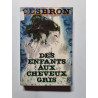Des enfants aux cheveux gris