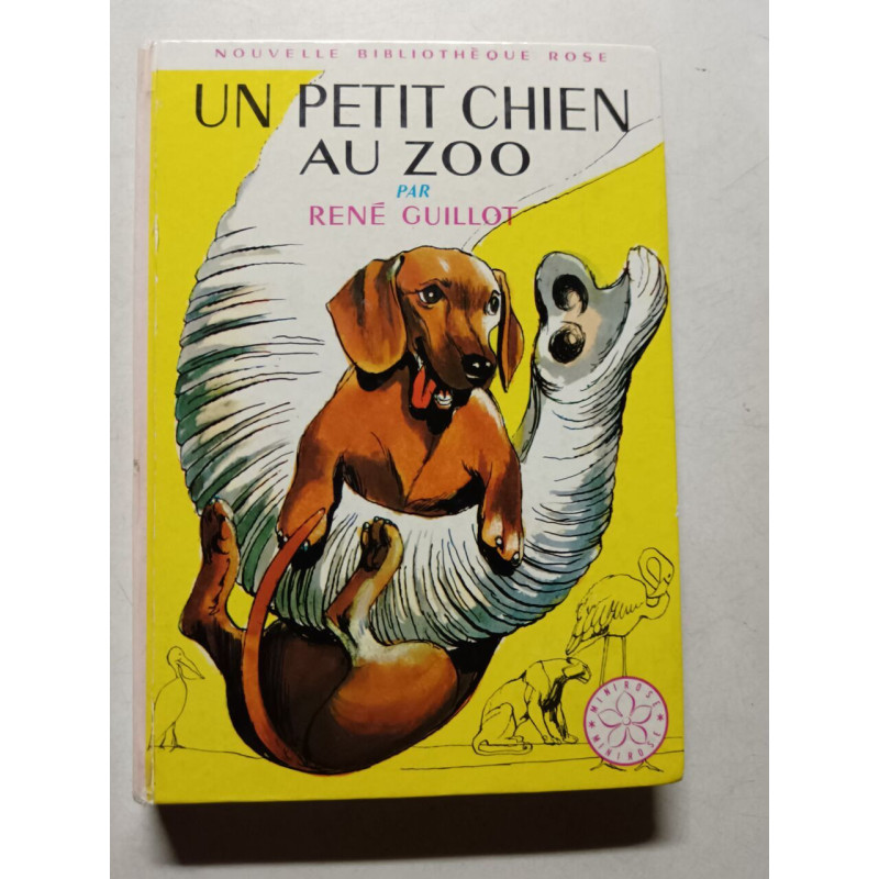 Un petit chien au zoo