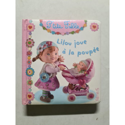 Petite Fille: Lilou joue à la poupée