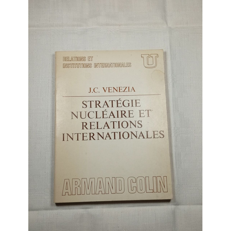 Stratégie nucléaire et relations internationales