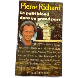 Le petit blond dans un grand parc
