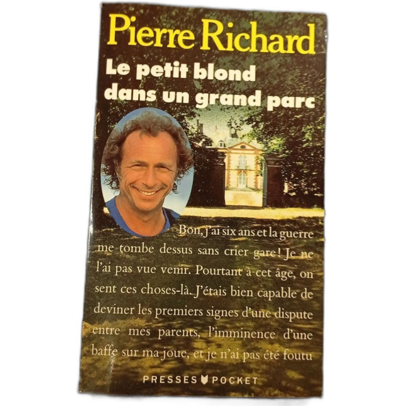 Le petit blond dans un grand parc